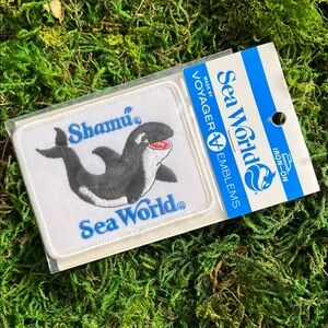 VINTAGE Sea World Shamu iron-on embroidered patch Collectible souvenir NEW!